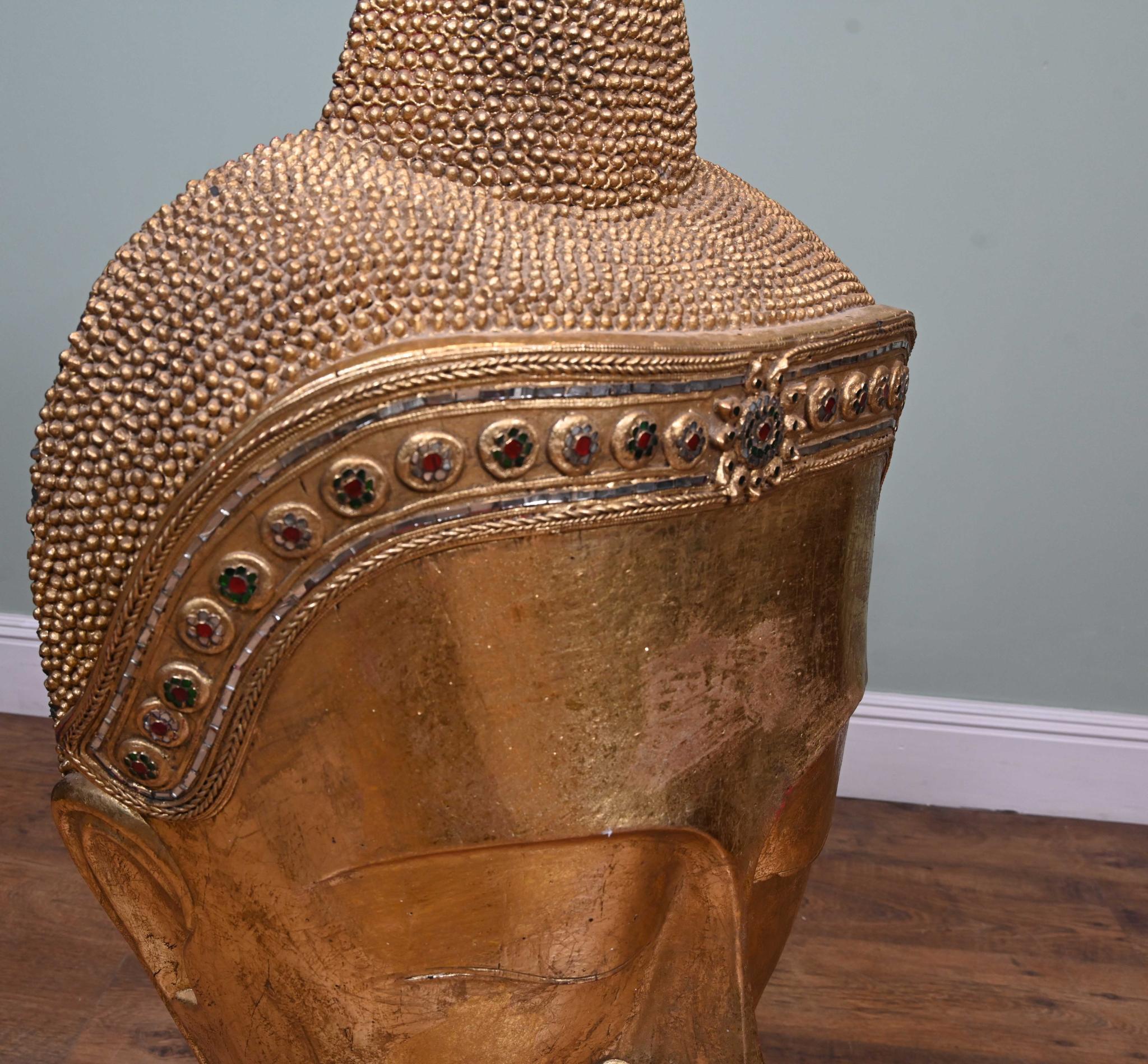 Busto extra large in legno thailandese intagliato e dipinto in oro con testa di buddha
Questo splendido busto di Buddha è montato su un blocco di legno ed è estremamente robusto.
Circa anni '1930
Dimensioni buone, oltre un metro e mezzo di altezza -