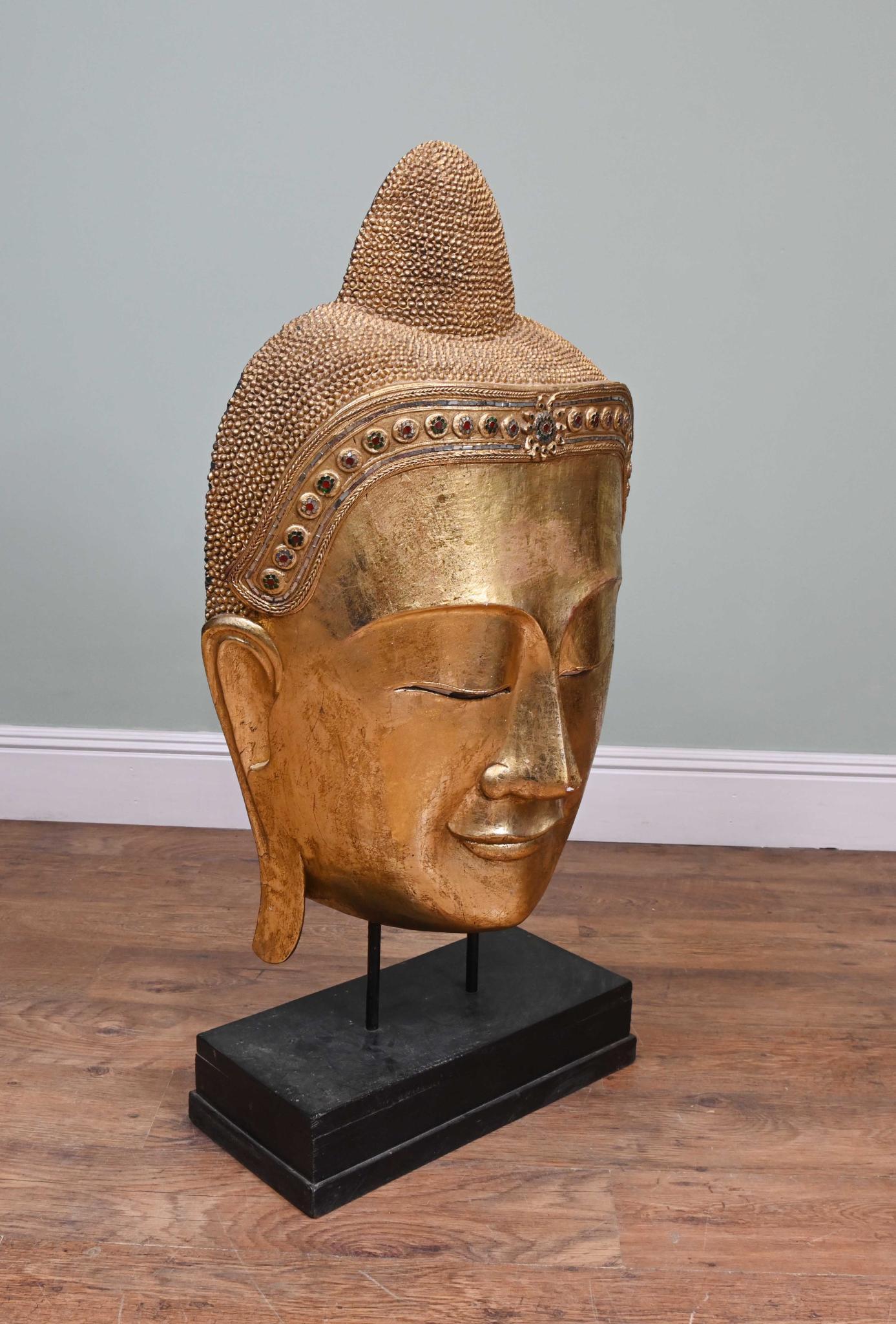 Busto di Buddha intagliato Arte buddista tailandese 1930 In condizioni buone in vendita a Potters Bar, GB