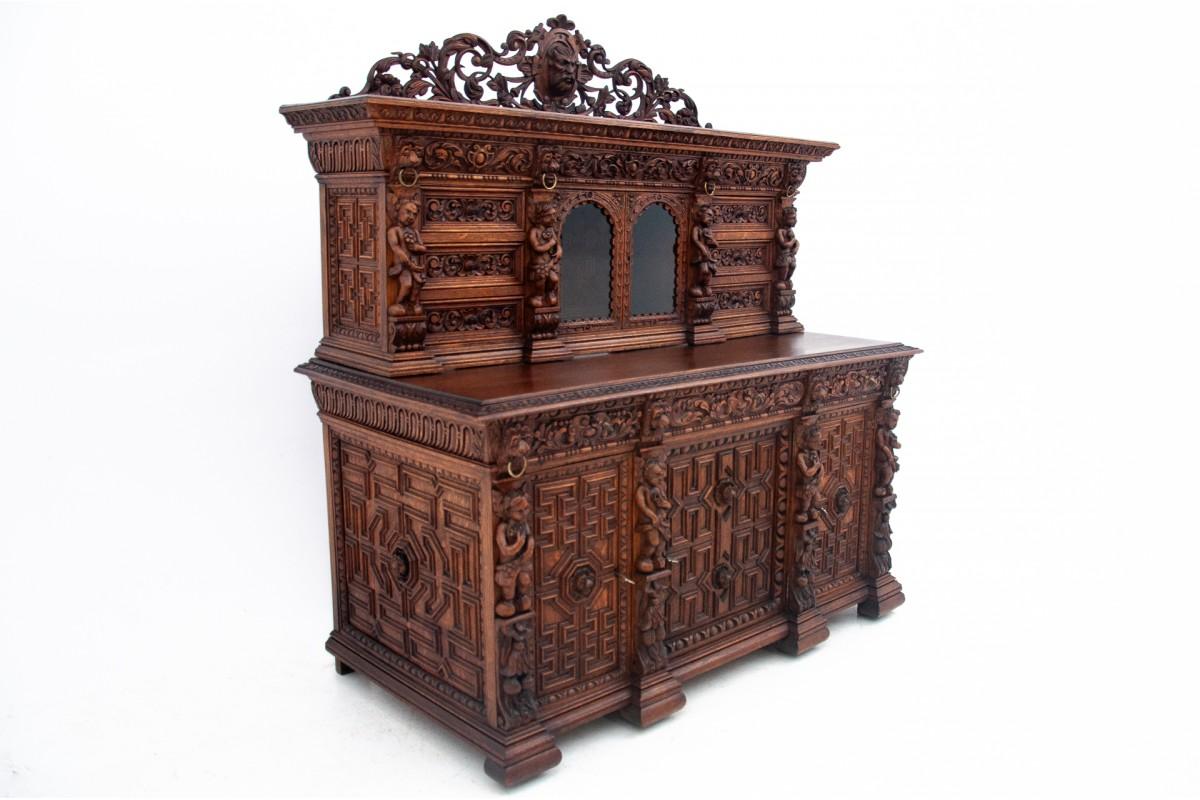 Cassettiera a buffet intagliata, Francia, circa 1860.

L'arredamento è in ottime condizioni, dopo una ristrutturazione professionale.

Wood: Oak

altezza 170 cm profondità 75 cm lunghezza 153 cm