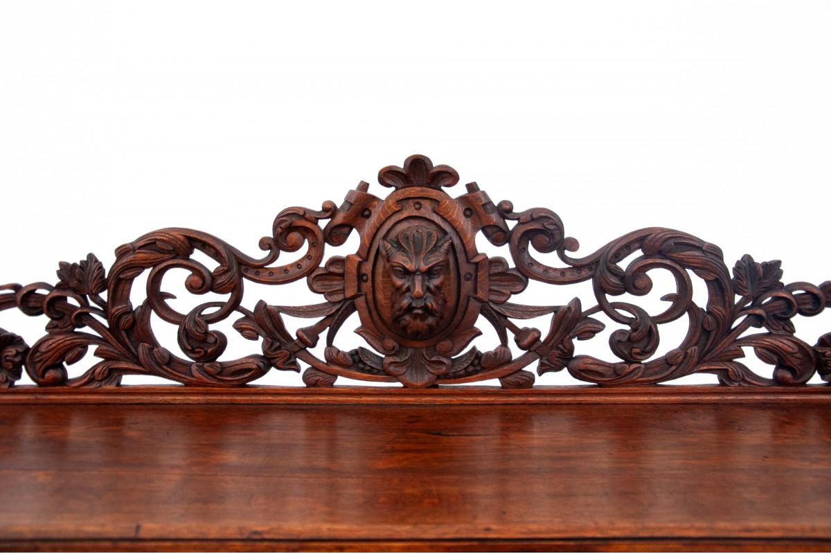 Metà XIX secolo Cassettiera a buffet intagliata, Francia, circa 1860. in vendita