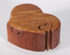 Scatola puzzle con cuore in radica d'acero e mogano intagliato, Studio A
