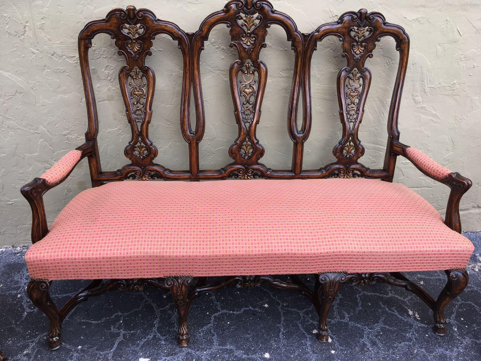 1940s burl walnut Queen Anne style sofa.

Burr walnut tops, walnut carcass and cabriole legs.

 


 