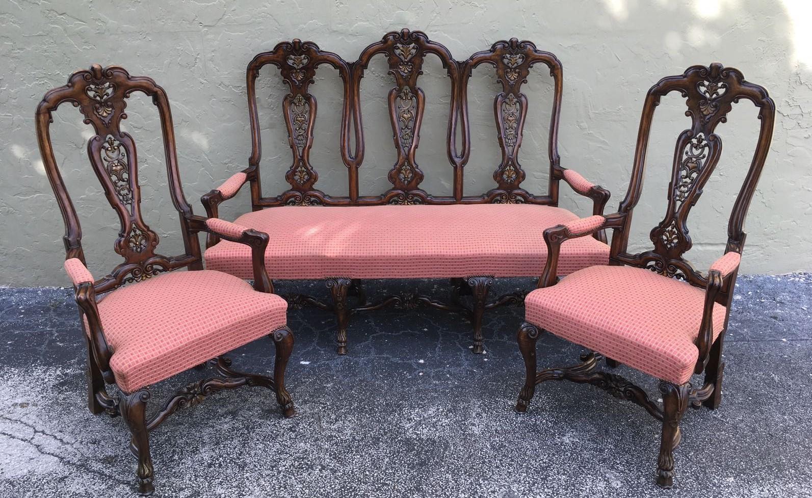 Geschnitztes Sofa aus Walnussholz im Queen-Anne-Stil mit drei Sitzen, um 1940 (Holz) im Angebot