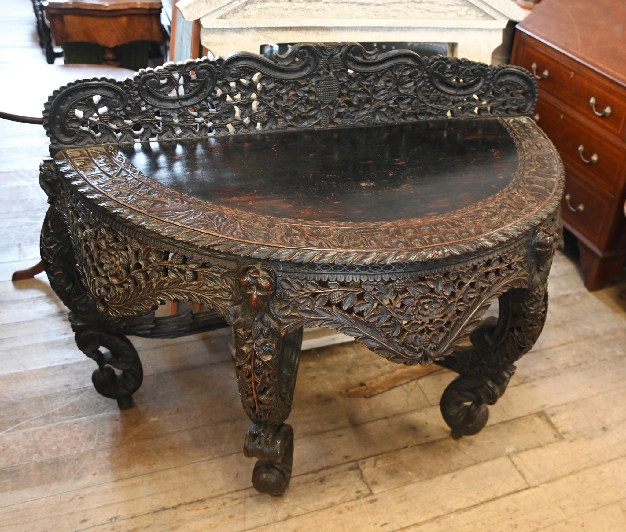 Inizio XIX secolo Tavolo consolle birmano intagliato in legno duro Birmania 1820 in vendita