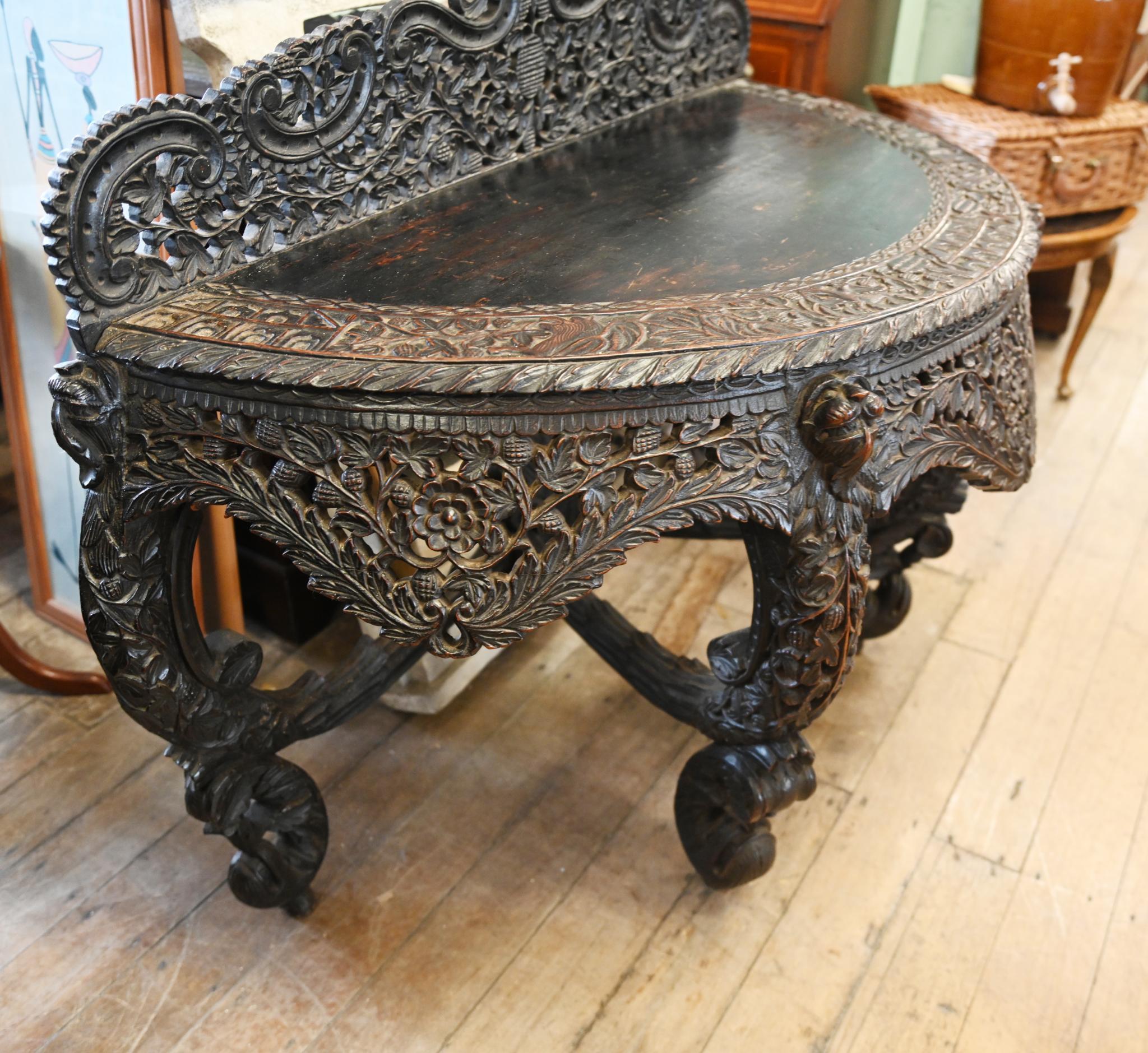 Legno massiccio Tavolo consolle birmano intagliato in legno duro Birmania 1820 in vendita