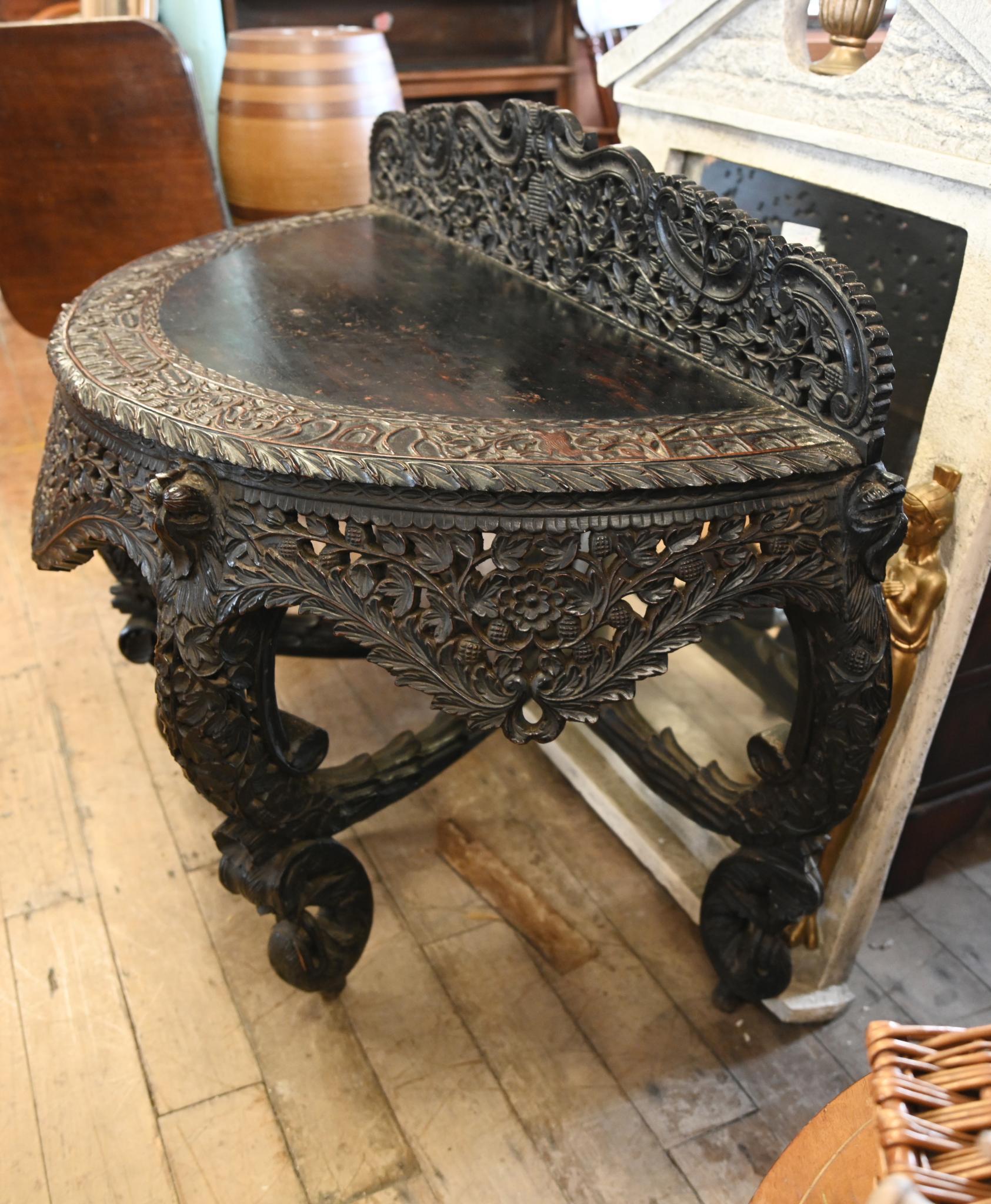 Tavolo consolle birmano intagliato in legno duro Birmania 1820 in vendita 1