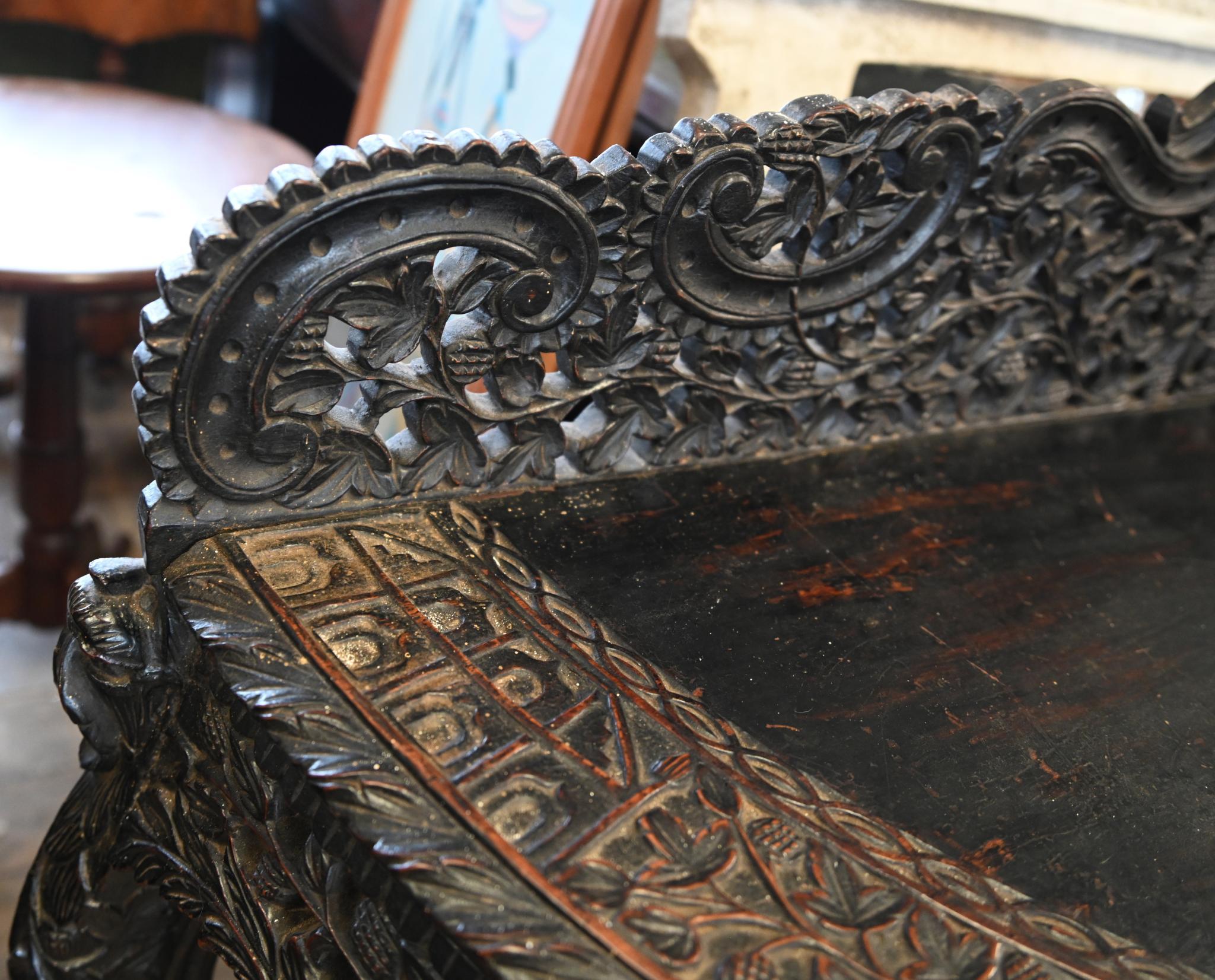 Tavolo consolle birmano intagliato in legno duro Birmania 1820 in vendita 2