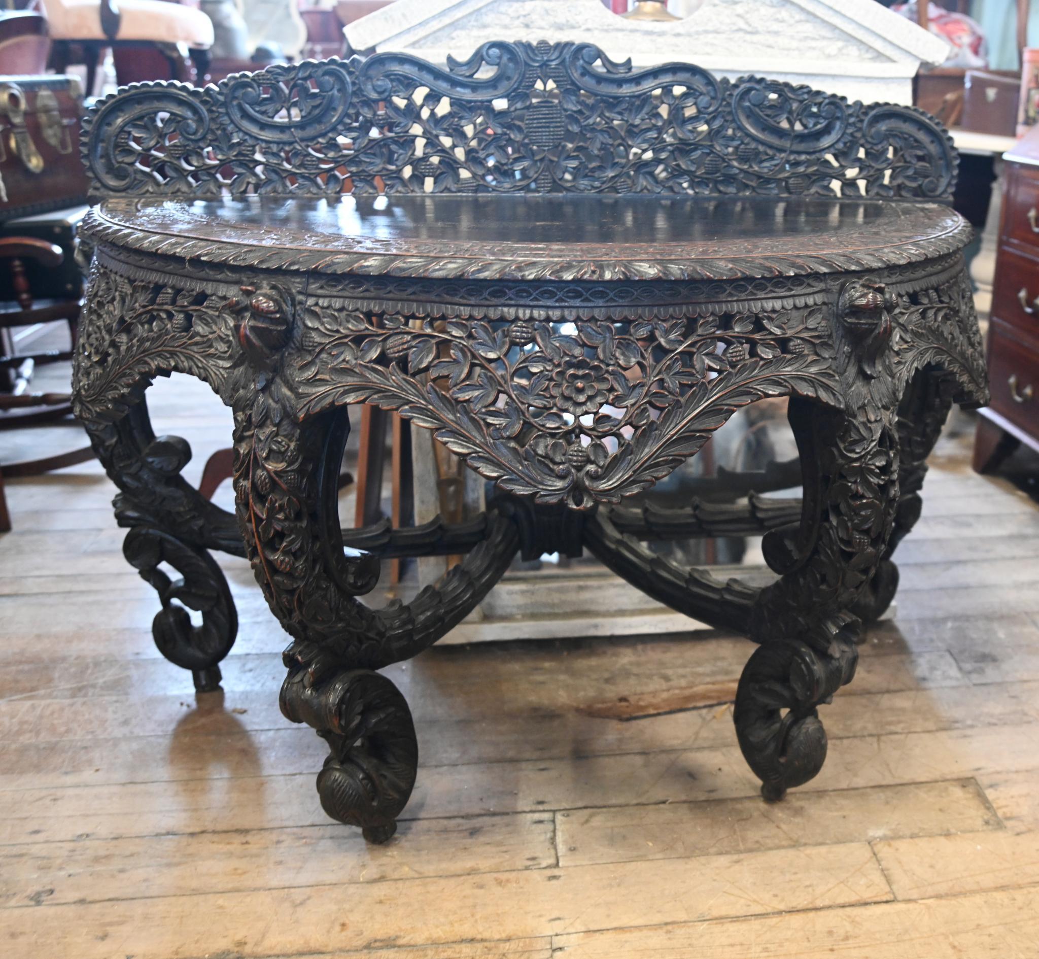 Tavolo consolle birmano intagliato in legno duro Birmania 1820 in vendita 3