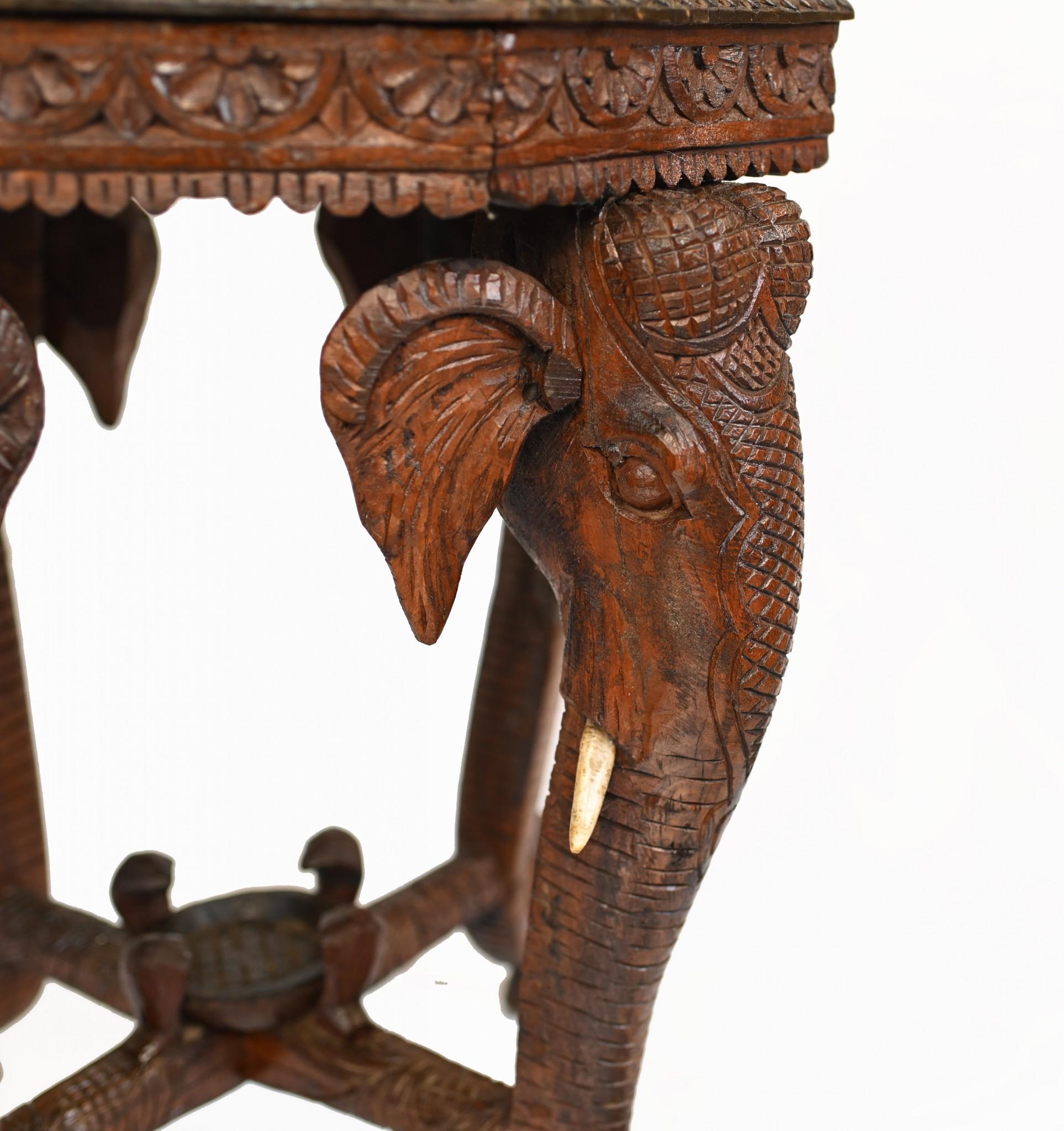 Geschnitzter burmesischer Beistelltisch mit Elefantenbeinen, Burma 1880 (Holz) im Angebot
