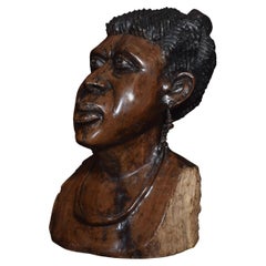 Buste sculpté d'une femme de tribu