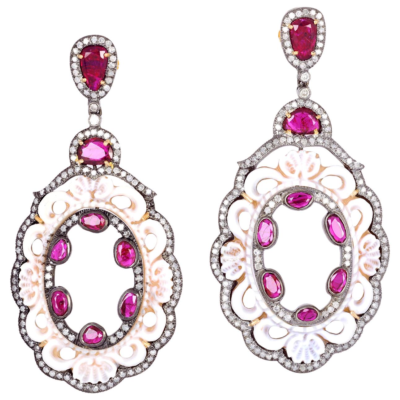 Boucles d'oreilles camée sculptées en diamants et rubis