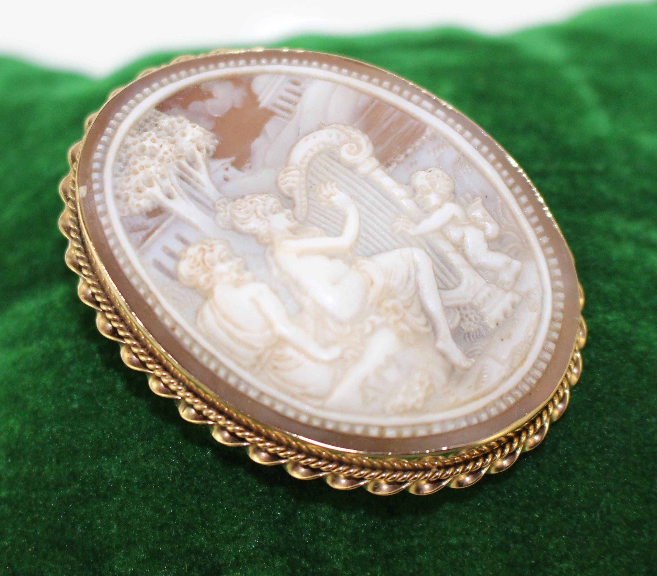 Gold 9-carat gold, hallmarked Birmingham, 1986
Dimensions: 4 x 5.5 cm / 1 1/2 x 2 in
Total weight 13.1 g
Condition: Very good commensurate with age.




Offered for sale a good looking cameo brooch

Carved cameo shell depicting classical