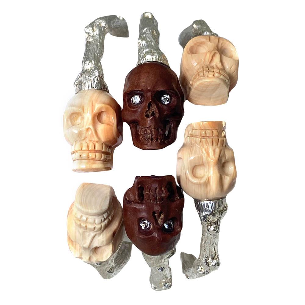 Manchette en forme de coquille de crâne en camée sculpté Unisexe en vente