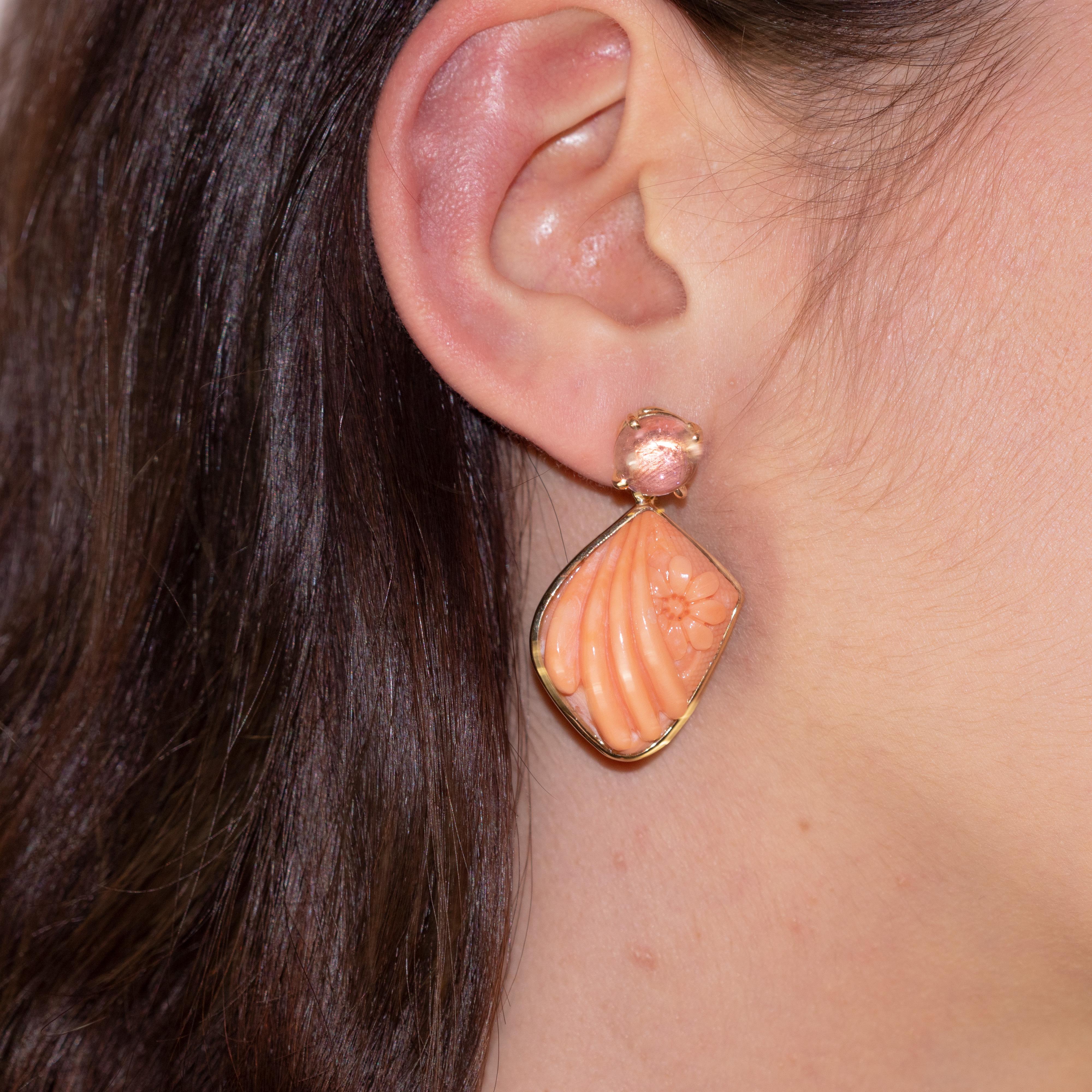 Carved Cammeo Pink Coral Tourmaline 18 Karat Yellow Gold Stud Carved Earrings In New Condition For Sale In Milano, IT