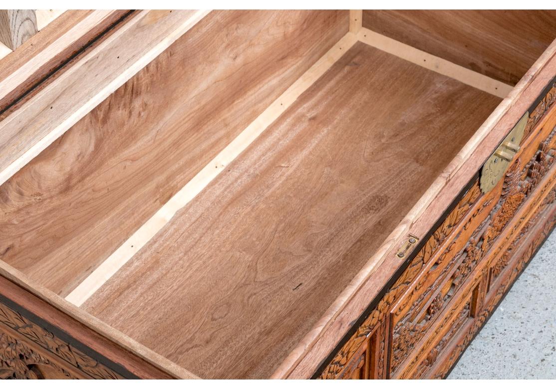 Ming Malle en bois de camphrier sculptée en guise de Cocktail Tables en vente