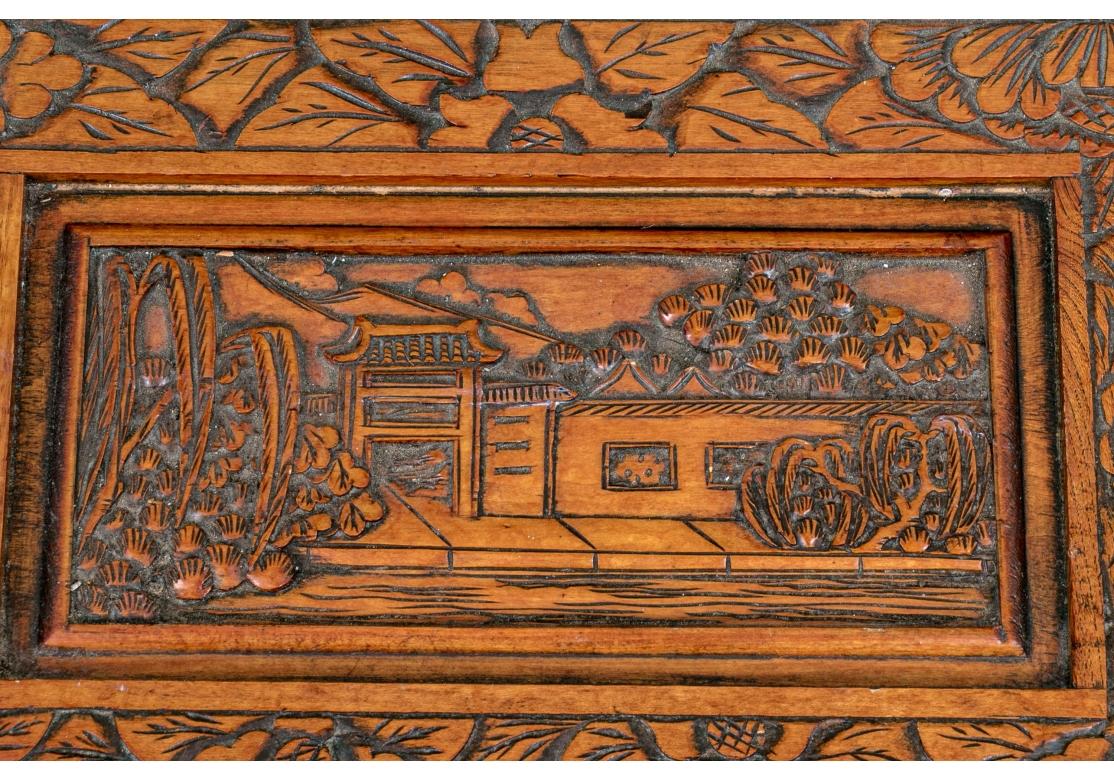 Malle en bois de camphrier sculptée en guise de Cocktail Tables Abîmé - En vente à Bridgeport, CT