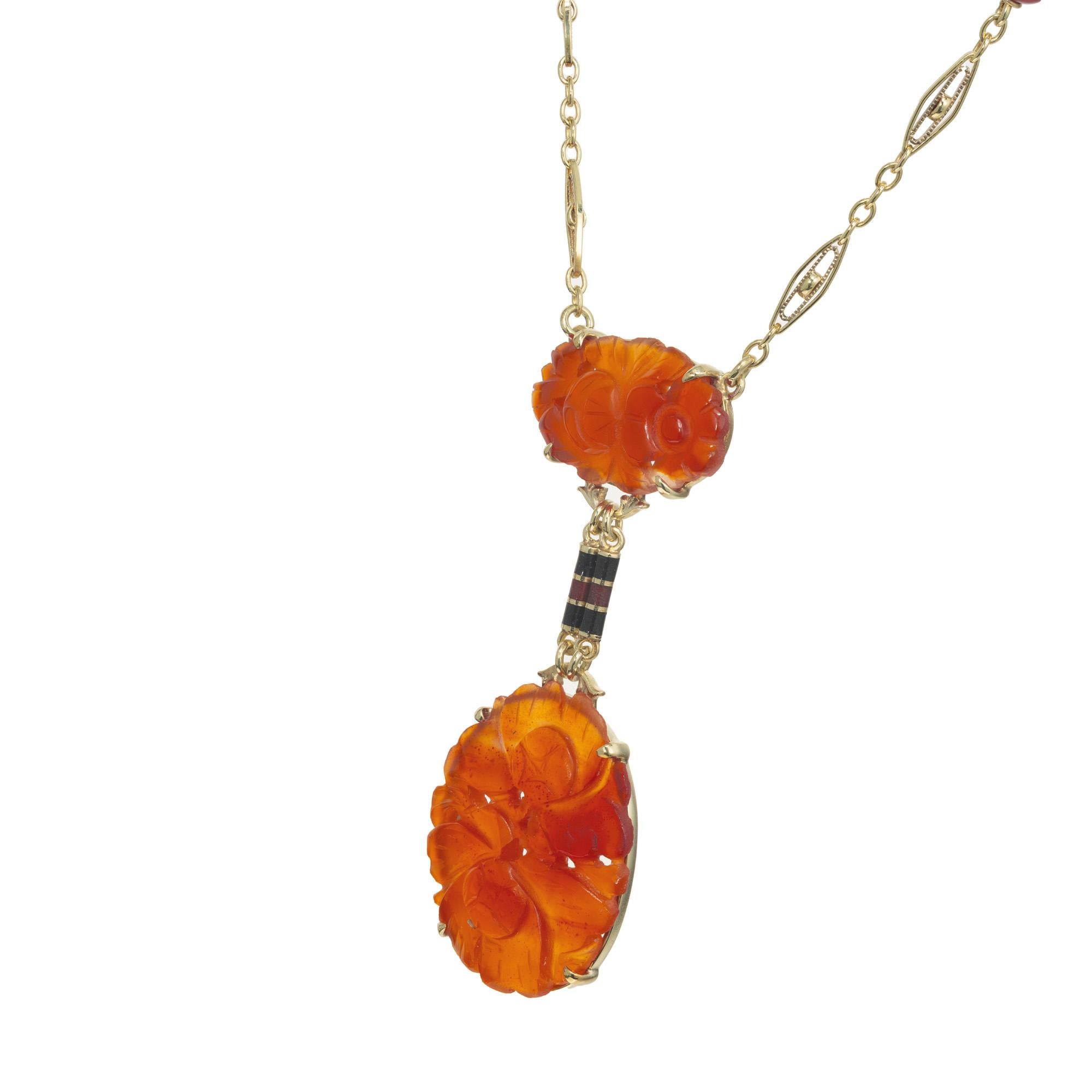 Collier Cornaline sculptée en or jaune et émail Bon état - En vente à Stamford, CT