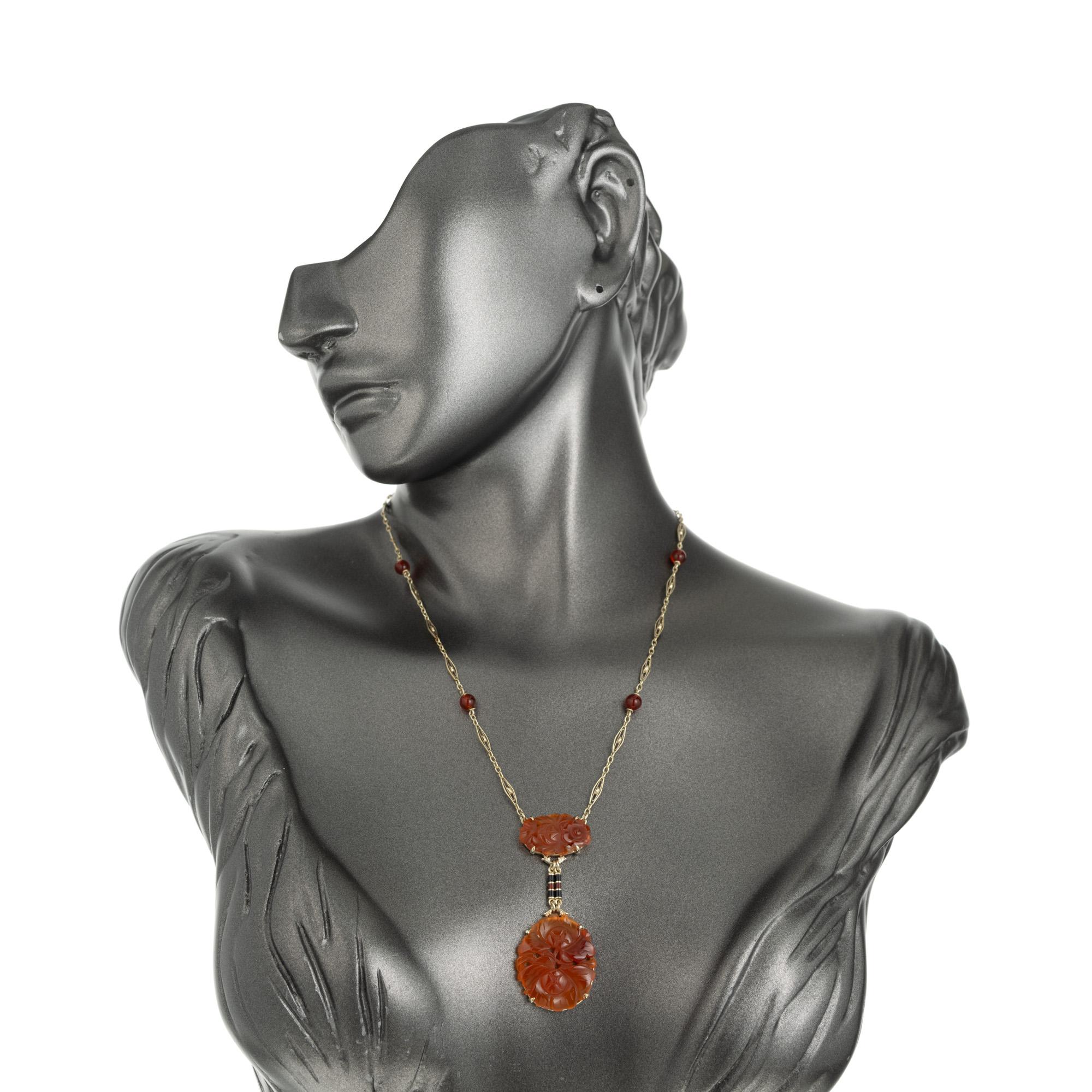 Collier Cornaline sculptée en or jaune et émail en vente 1