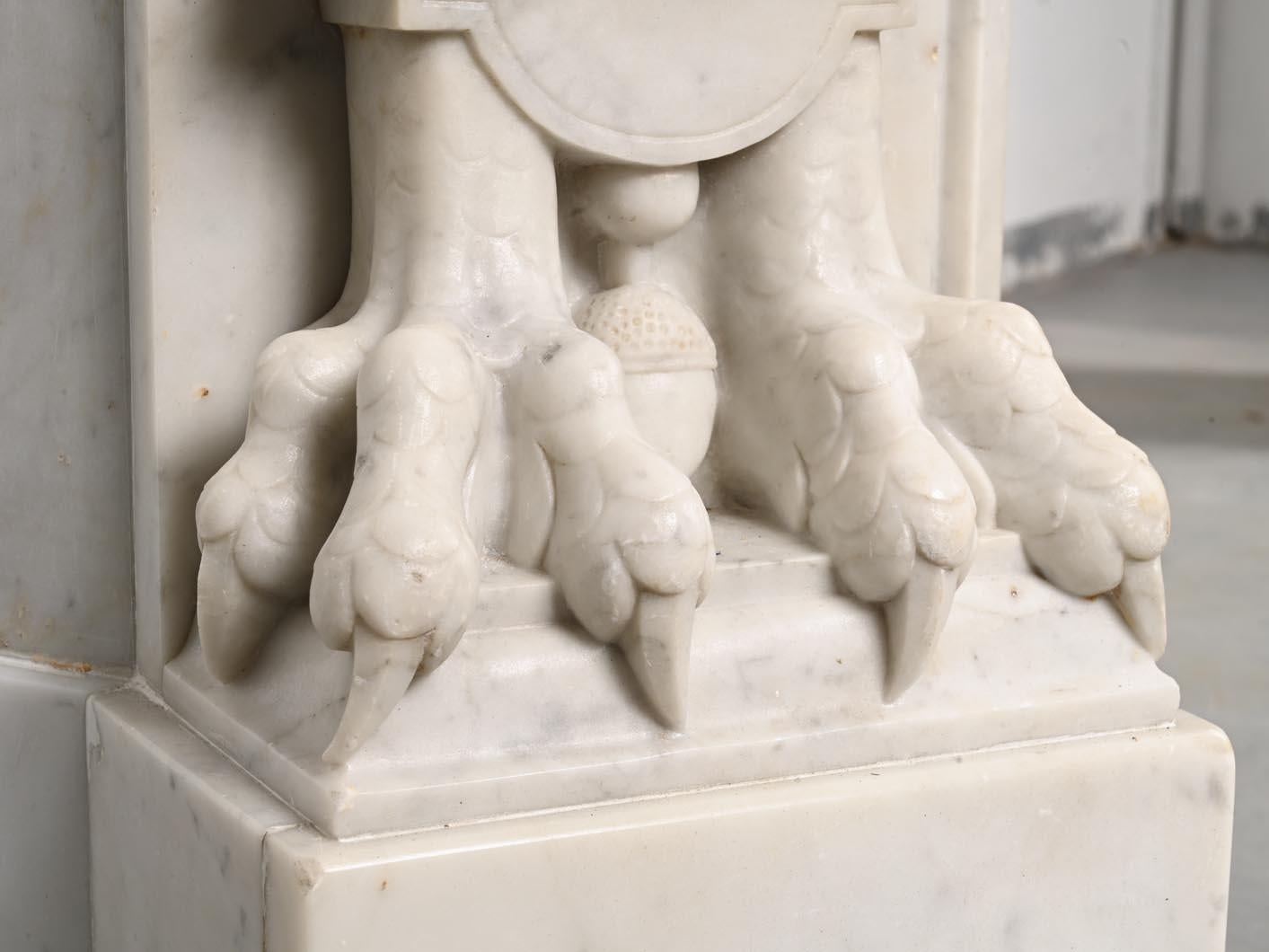 Geschnitzter Kaminsims aus Carrara-Marmor im Stil Napoleons III. mit geflügelten Löwen im Angebot 4