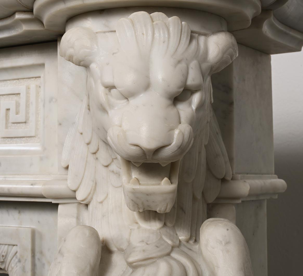 Geschnitzter Kaminsims aus Carrara-Marmor im Stil Napoleons III. mit geflügelten Löwen im Angebot 5