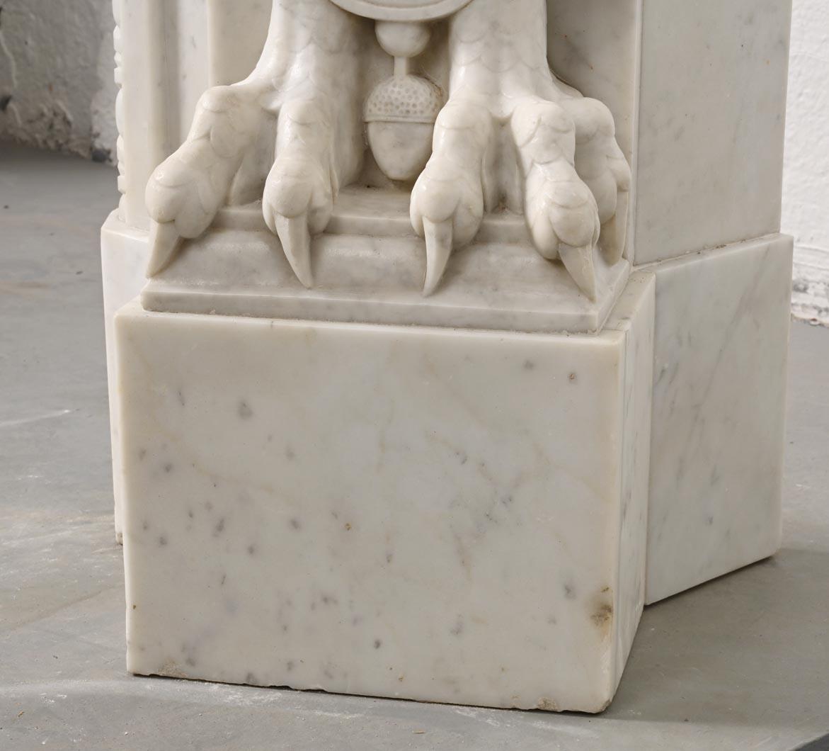 Geschnitzter Kaminsims aus Carrara-Marmor im Stil Napoleons III. mit geflügelten Löwen im Angebot 6