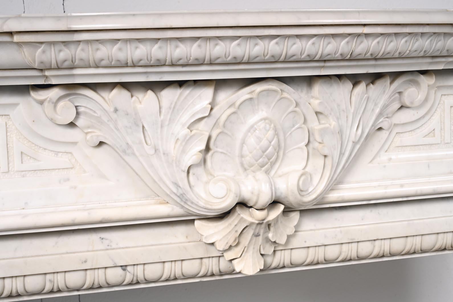 Geschnitzter Kaminsims aus Carrara-Marmor im Stil Napoleons III. mit geflügelten Löwen (Napoleon III.) im Angebot