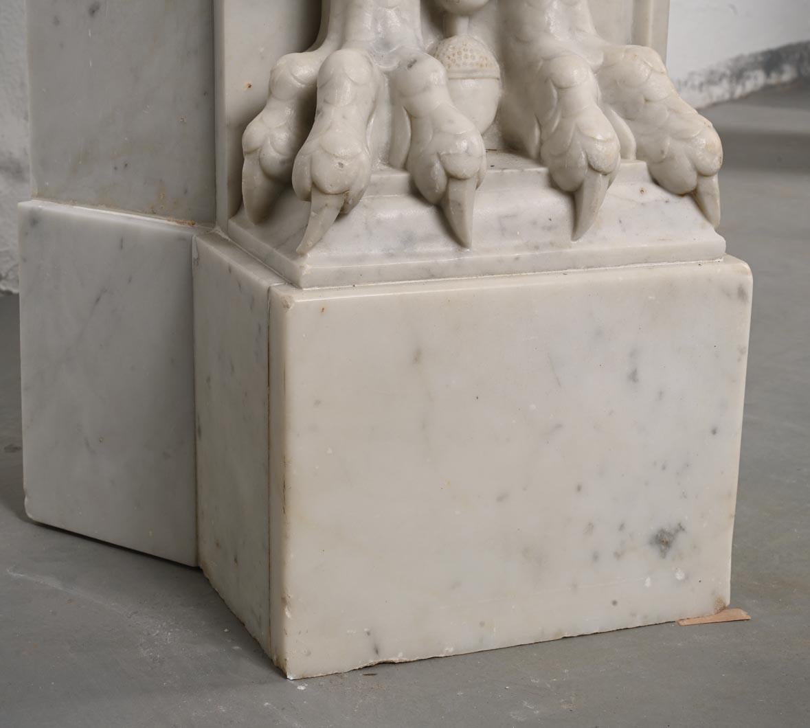 Geschnitzter Kaminsims aus Carrara-Marmor im Stil Napoleons III. mit geflügelten Löwen im Angebot 1