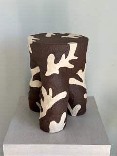 Table de cocktail en céramique sculptée avec motif végétal stylisé en crème et Brown.