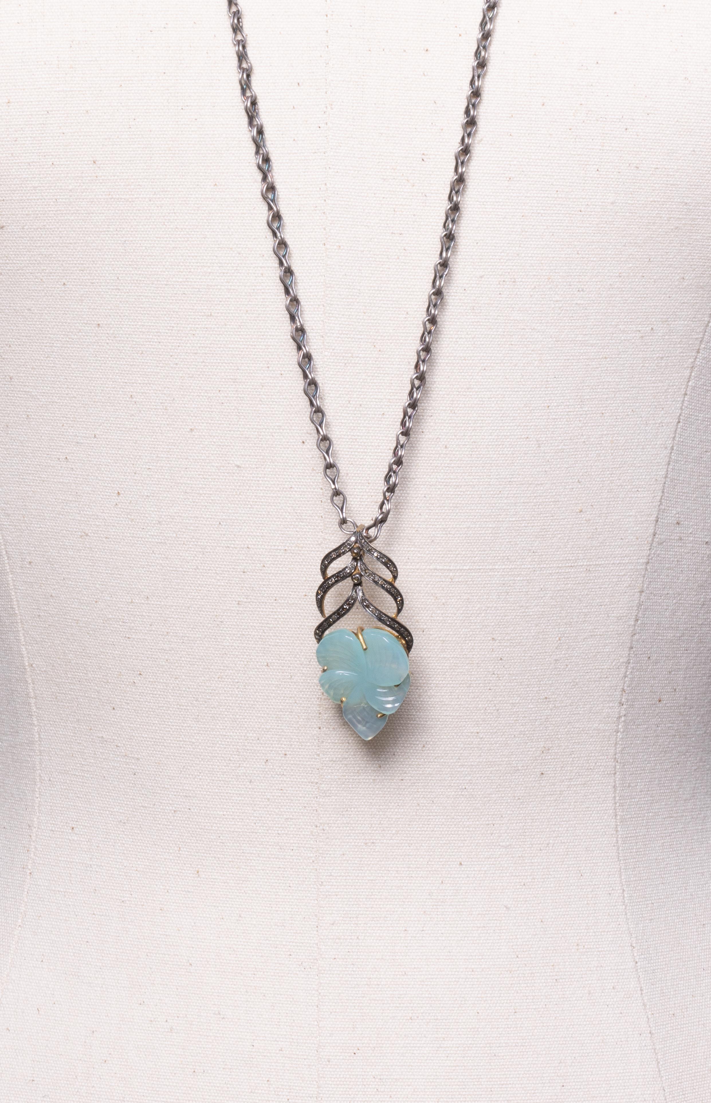 Geschnitzter Chalcedon- und Diamant-Anhänger an Sterling-Kette, getragen, lang oder kurz im Zustand „Hervorragend“ im Angebot in Nantucket, MA