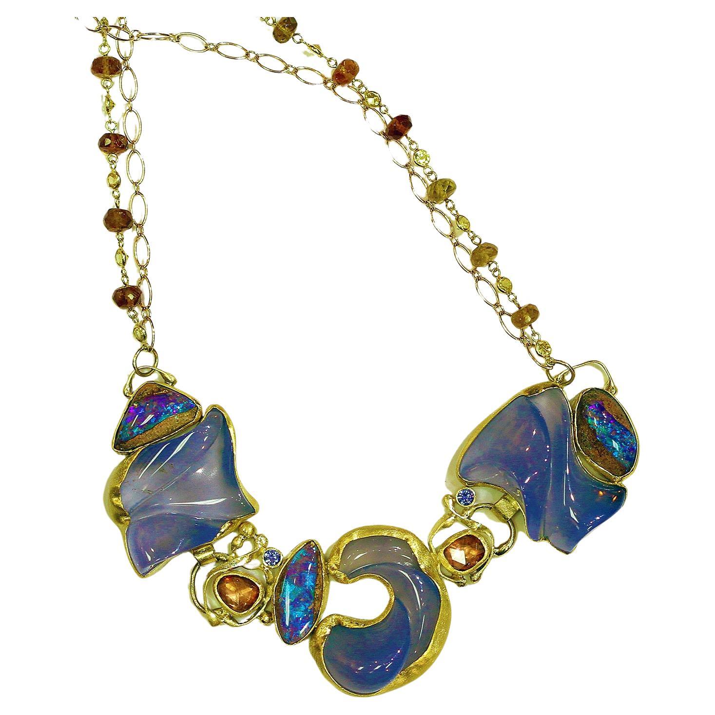 Geschnitzte Chalcedon Boulder Opal Halskette Zirkon Saphir Gold 22 Karat 18 Karat