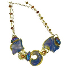 Collier en or 22 carats et 18 carats avec opale de roche en calcédoine sculptée et zircon et saphir