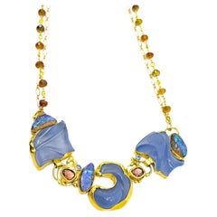 Collier en or 22 carats et 18 carats avec opale de roche en calcédoine sculptée et zircon et saphir
