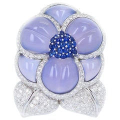 Broche Floral de Calcedonia Tallada con Diamantes y Zafiros, Oro Blanco