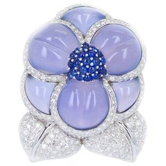 Broche florale en or blanc avec calcédoine sculptée, diamants et saphirs