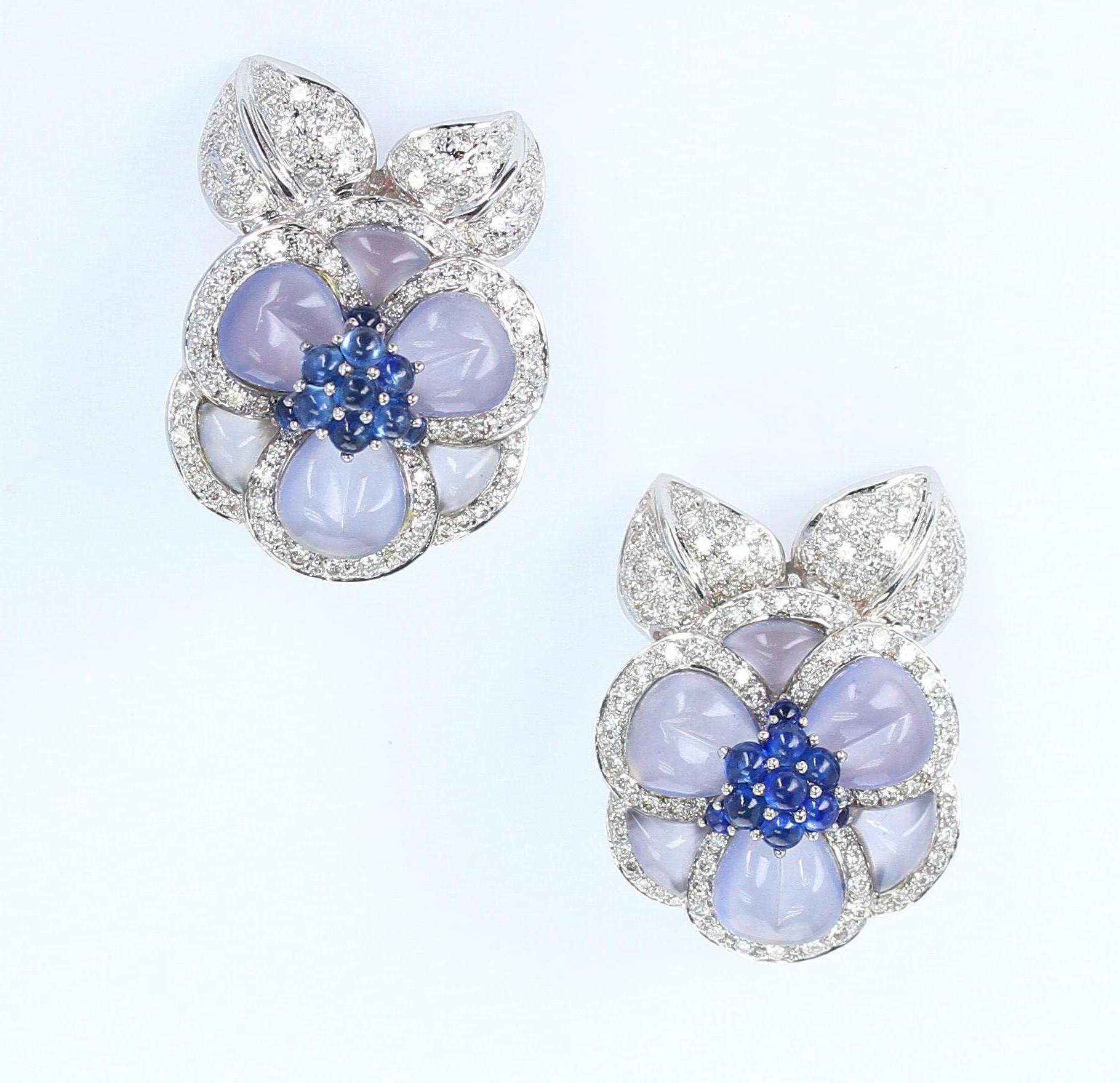 Blumenohrringe aus geschnitztem Chalcedon mit Diamanten und Saphiren:: Weißgold (Rundschliff)