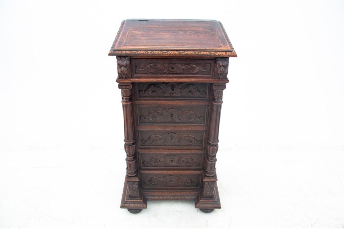 Carved chest of drawers, France, around 1870.

Carved chiffonnier - chest of drawers, France, around 1890. The chest of drawers has a writing table.

Wood: Oak

Dimensions:

Height: 113cm

Width: 65cm

Depth: 53cm