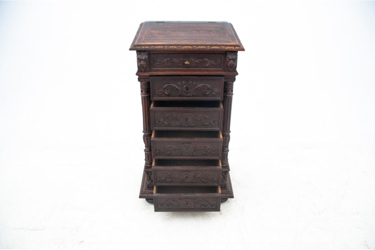 Carved chest of drawers, France, around 1870. In Good Condition For Sale In Chorzów, PL