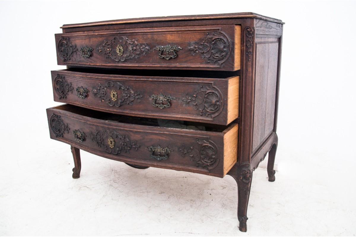 Carved chest of drawers, France, around 1880.

Very good condition.

Wood: oak

dimensions :

height 90 cm x width 110 cm x depth 65 cm