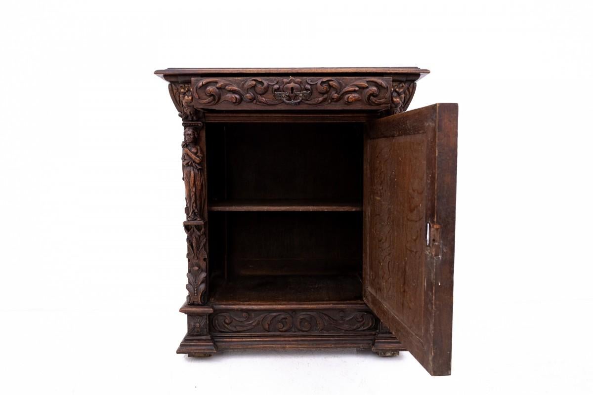 Un antico e stretto cassettone in stile rinascimentale. Realizzato a metà del XIX secolo in legno di Oak. Il mobile è unico, riccamente decorato con intagli a forma di figure umane e rilievi. Ottime condizioni.

Origine Francia,

Wood Oak,

Anno