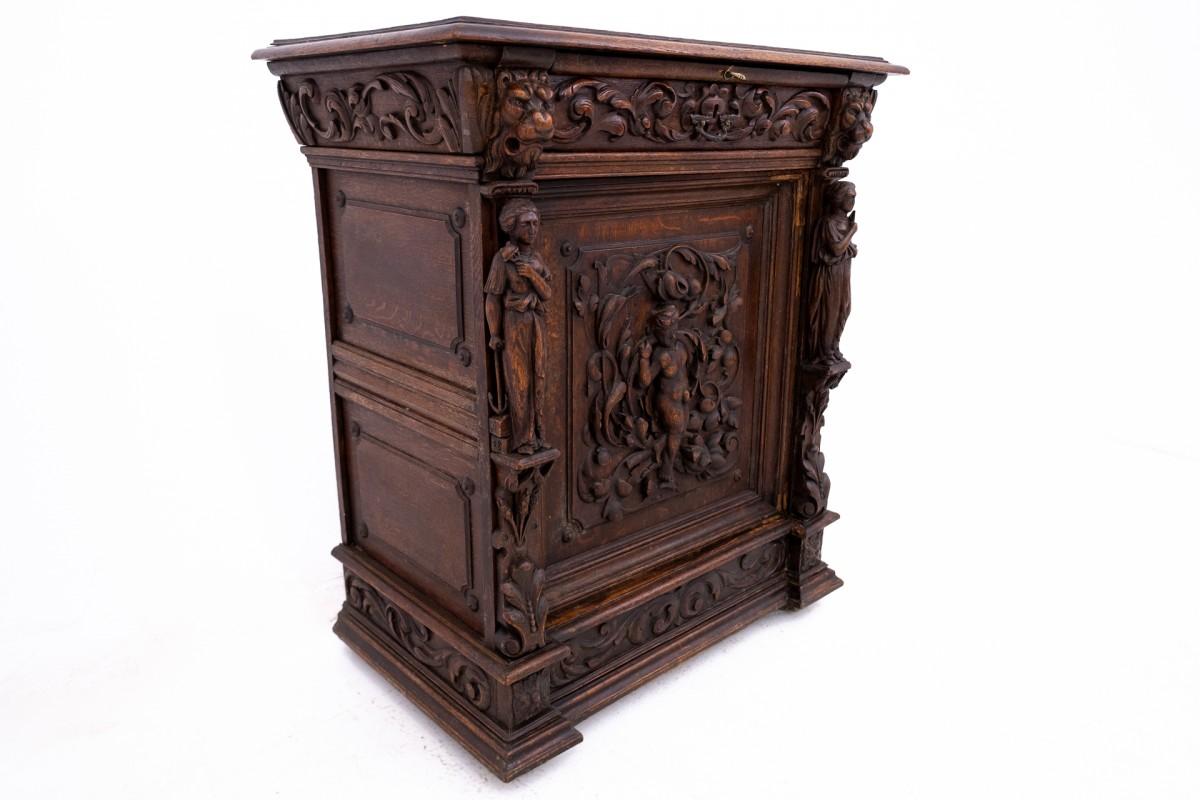 Metà XIX secolo Cassettiera intagliata, Francia, 1840 circa. in vendita