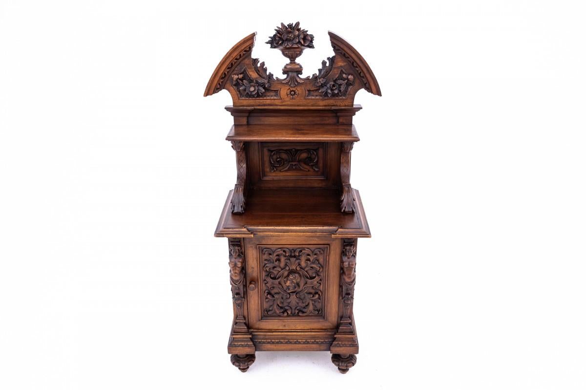 Carved chest of drawers, France, circa 1880.

Very good condition.

Wood: walnut

dimensions: height 128 cm width 52 cm depth 38 cm