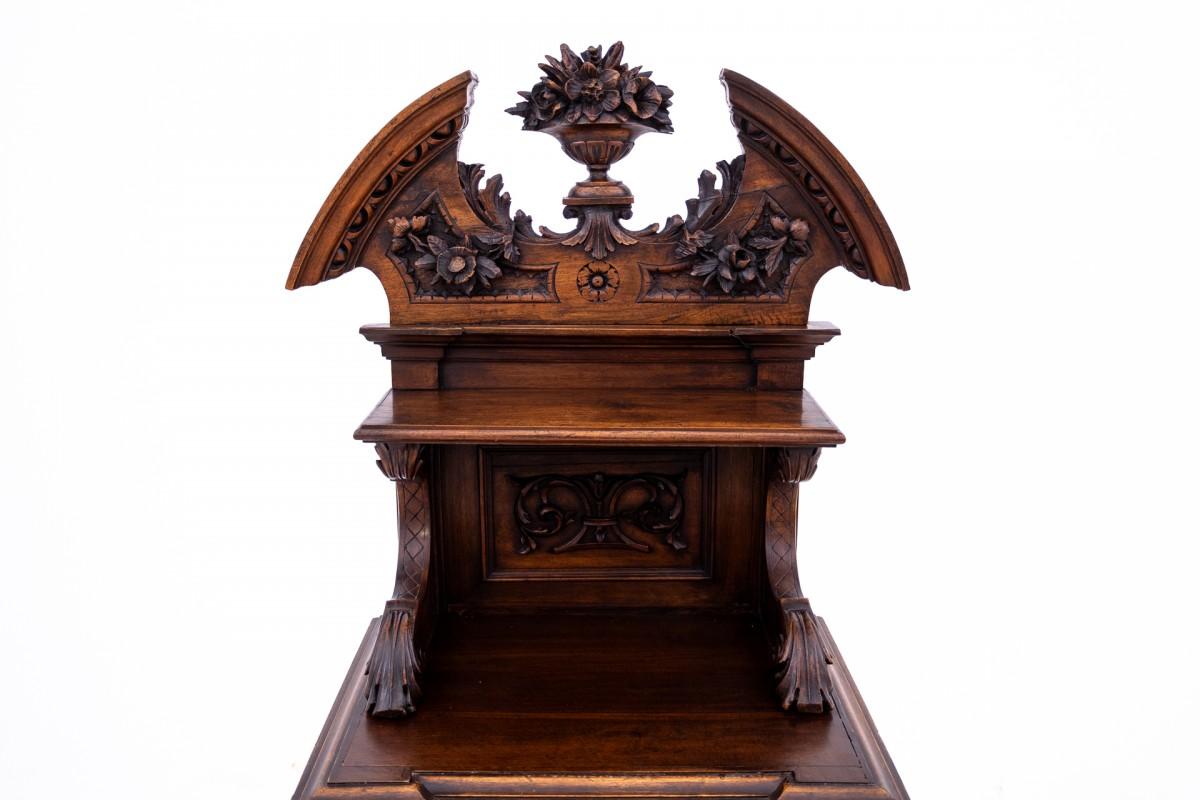 Carved chest of drawers, France, circa 1880. In Good Condition In Chorzów, PL