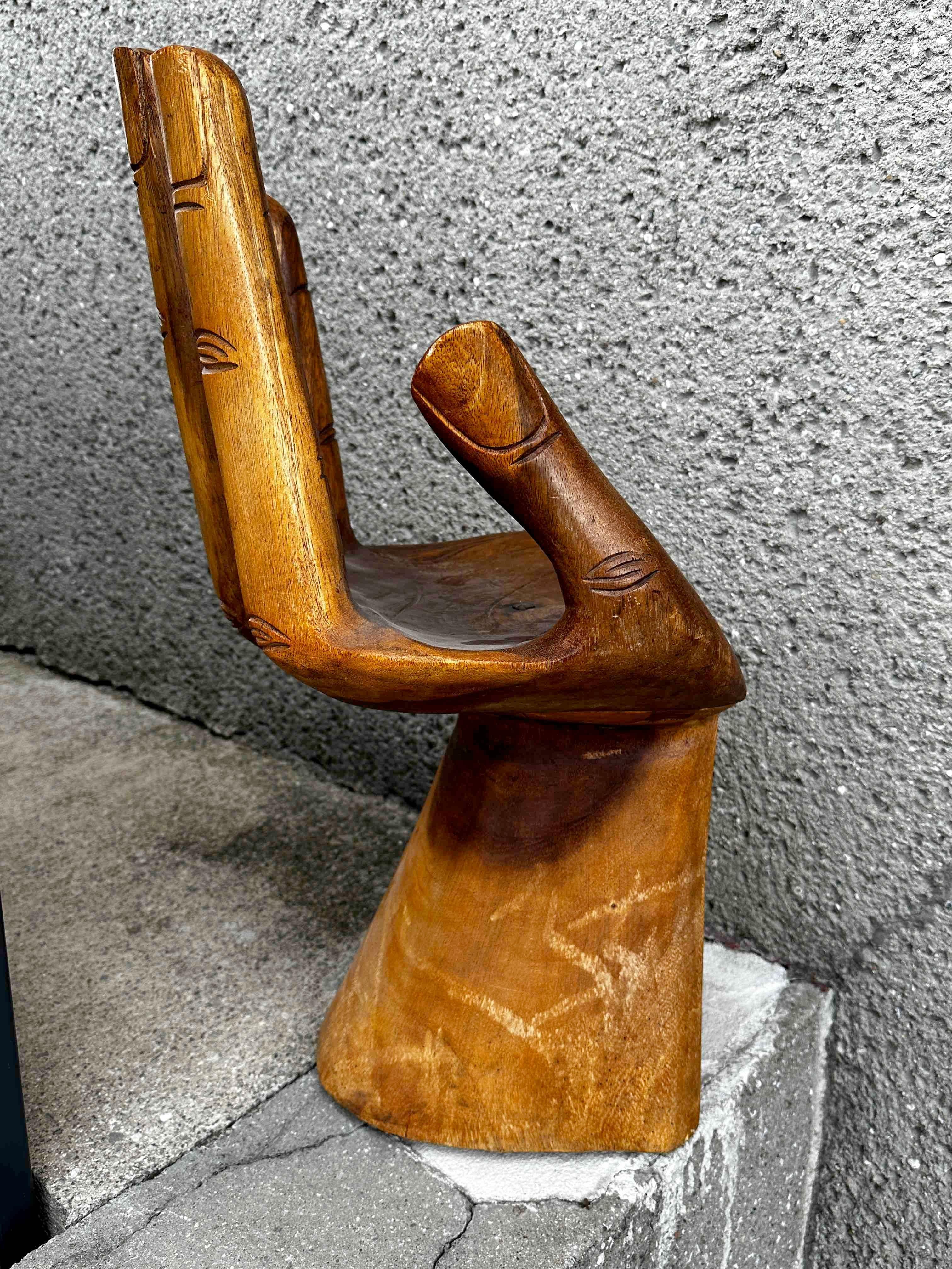 Chaise à main sculptée Style Pedro Friedeberg, circa 1970 en vente 7