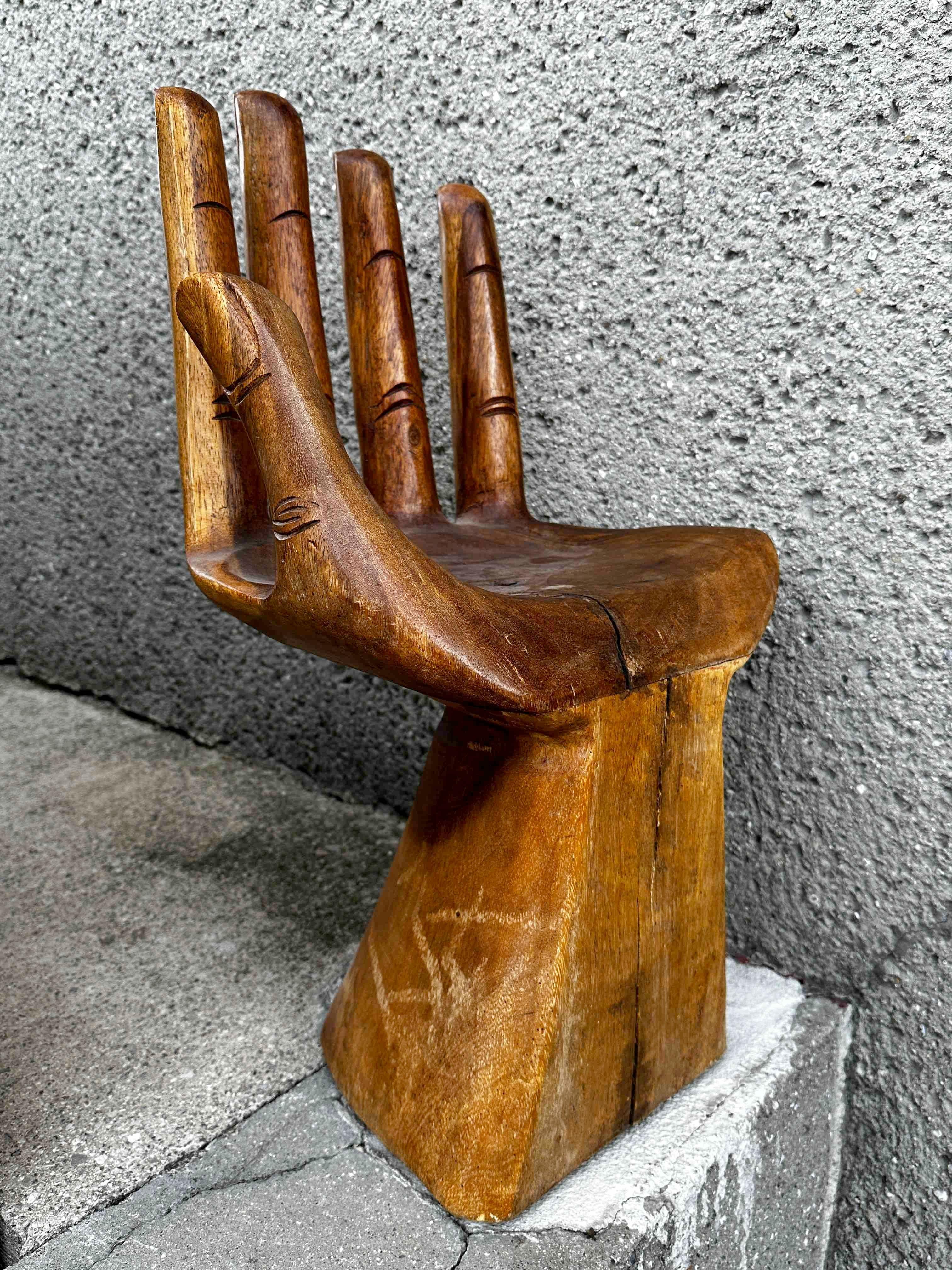Chaise à main sculptée Style Pedro Friedeberg, circa 1970 en vente 11