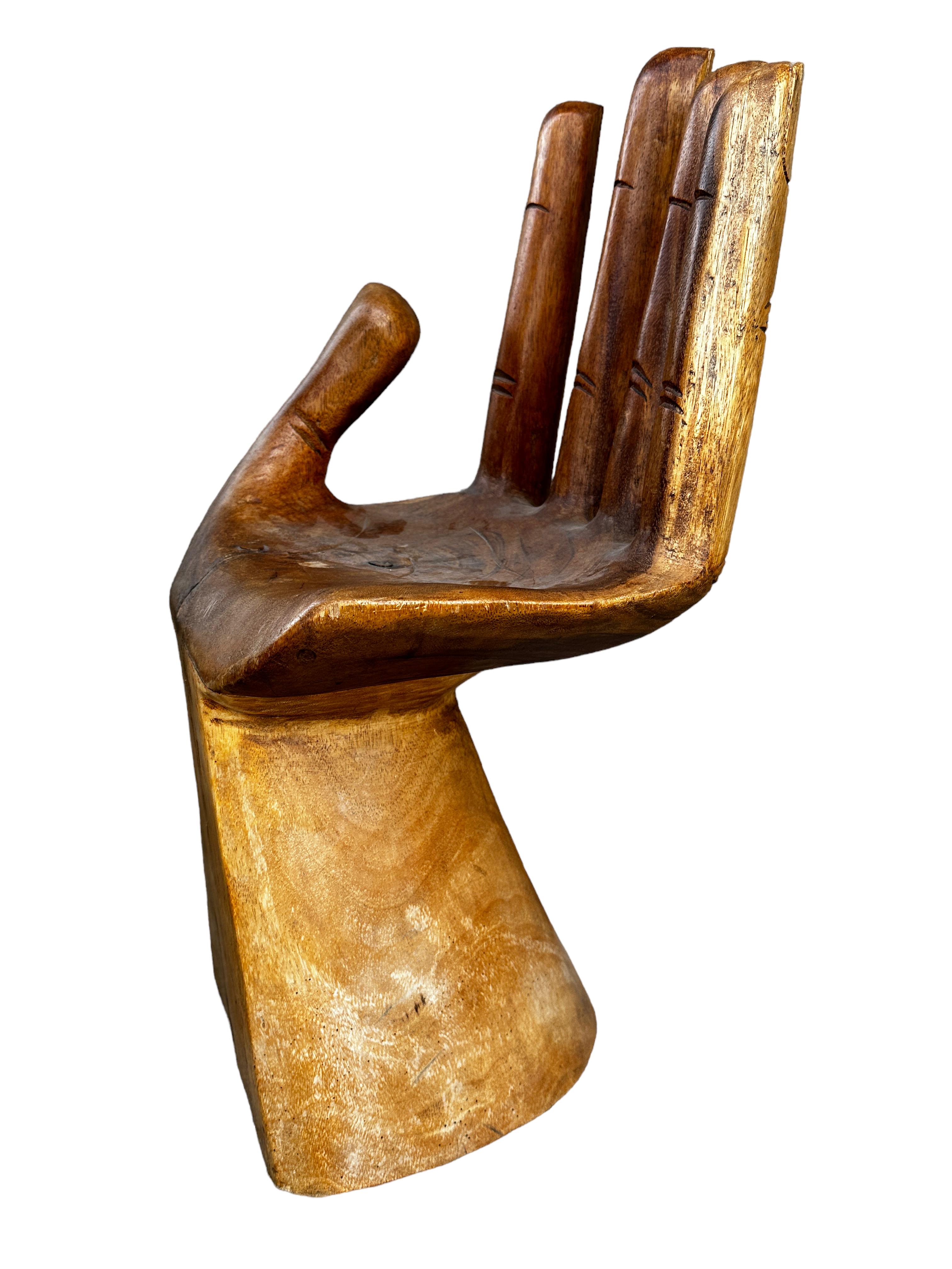 Autrichien Chaise à main sculptée Style Pedro Friedeberg, circa 1970 en vente