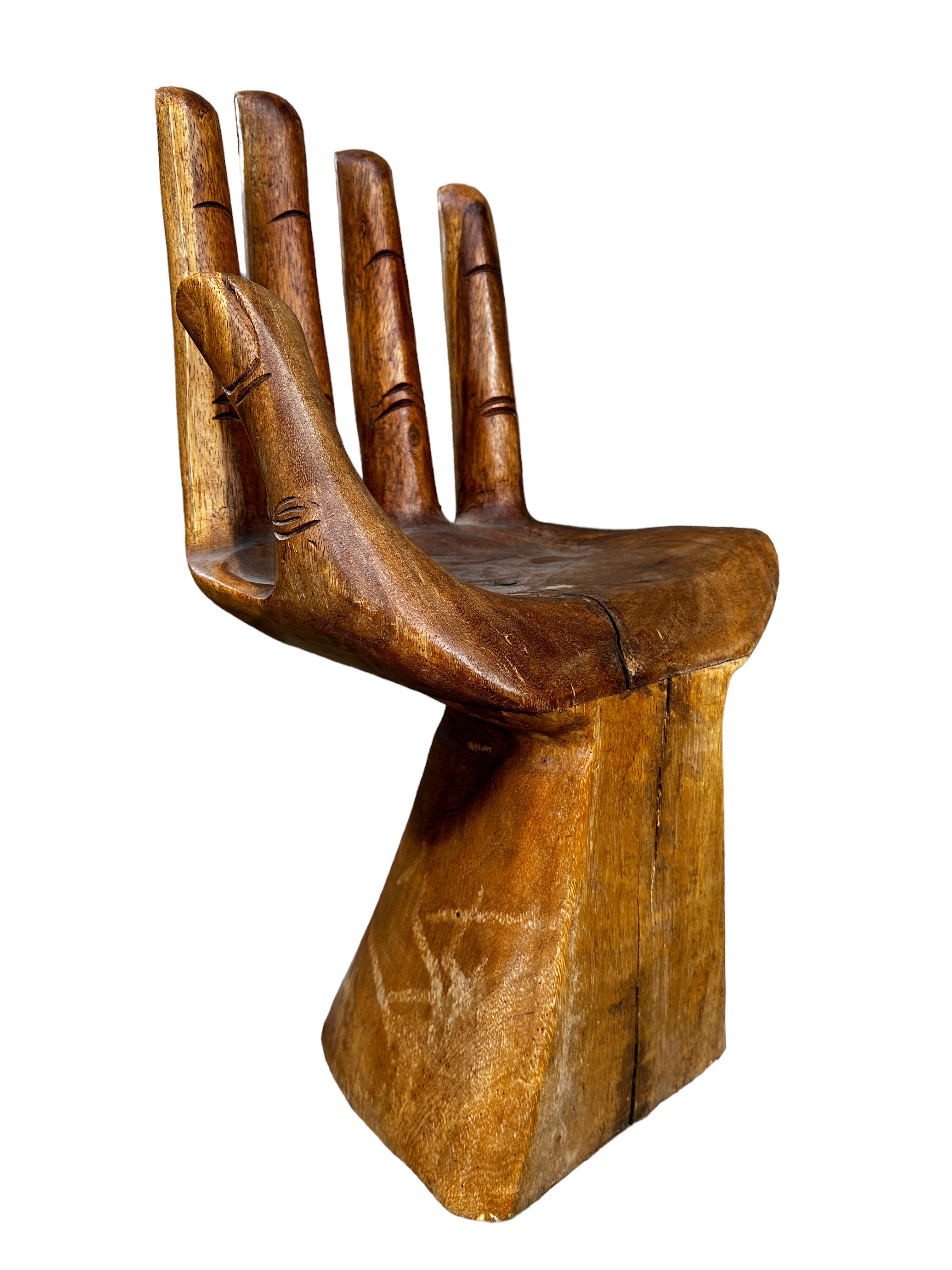 Bois Chaise à main sculptée Style Pedro Friedeberg, circa 1970 en vente