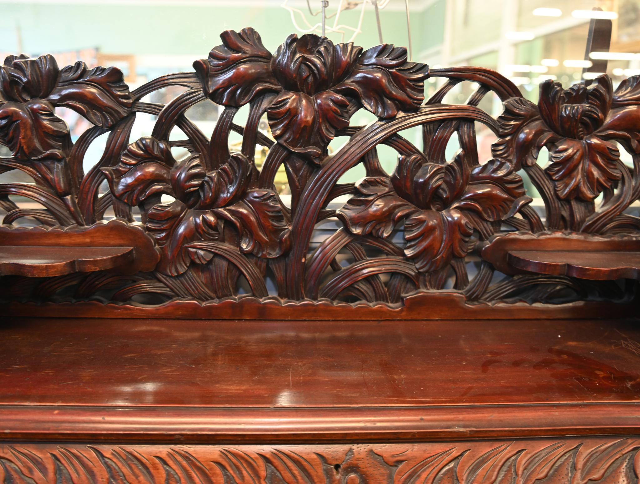 Sie sehen ein wunderschönes chinesisches geschnitztes Hartholz Schreibtisch oder Büro
CIRCA 1860
Gekonnt aus Hartholz geschnitzt, mit vielen Details wie Lilienmotiven und geflügelten Kreaturbeinen
Die Oberseite lässt sich öffnen und gibt den Blick
