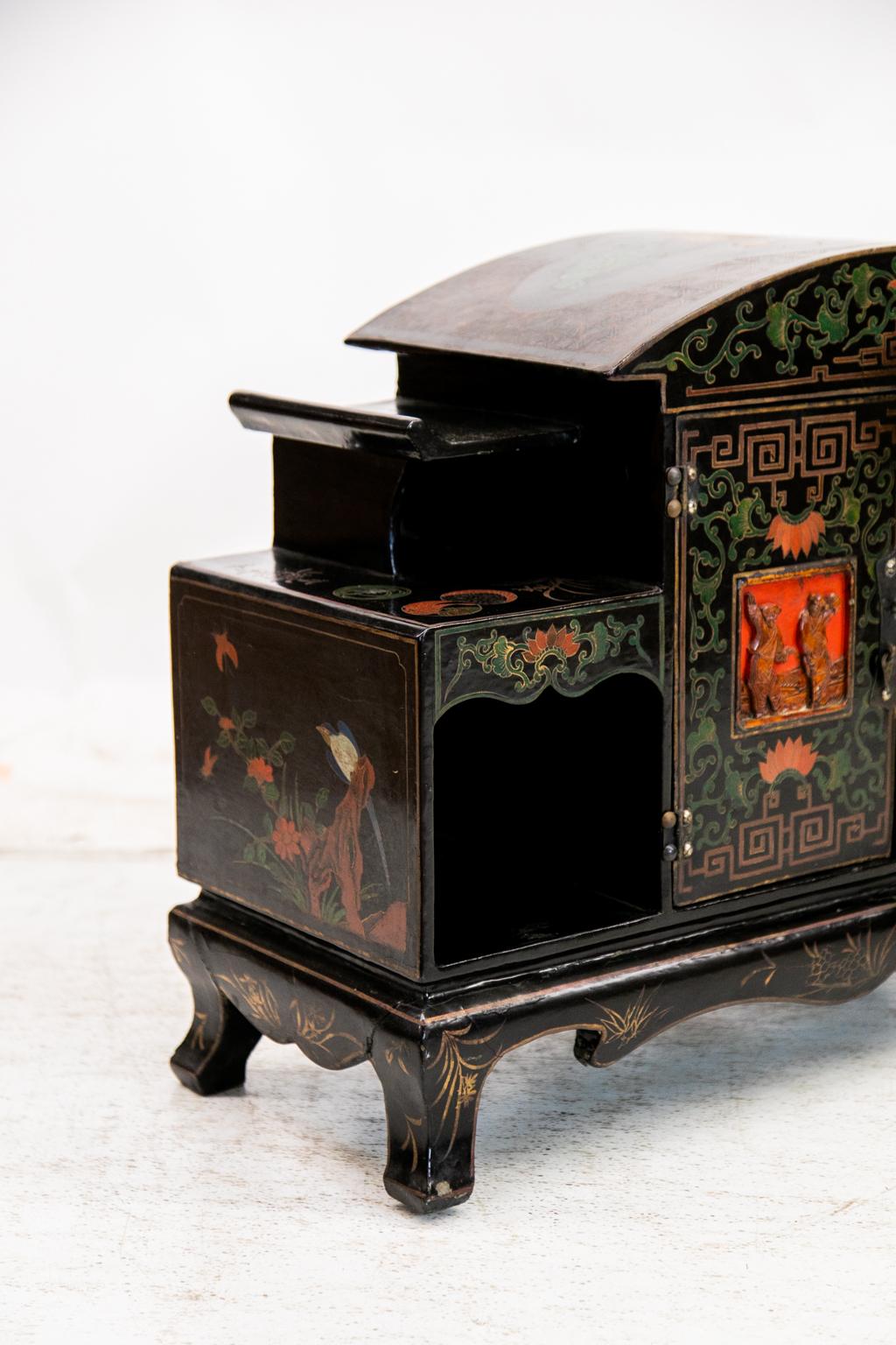 Cabinet chinois sculpté en vente 1