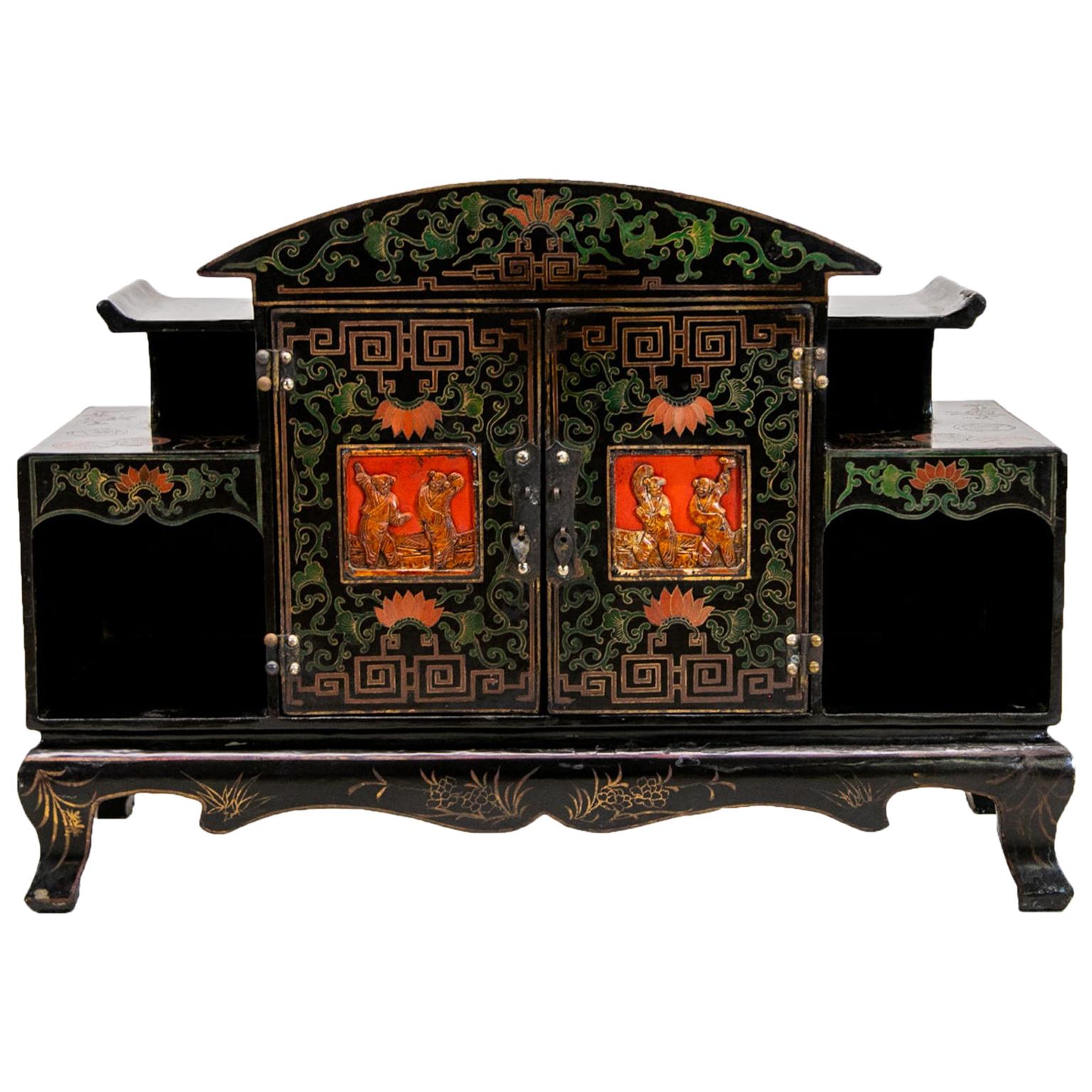 Cabinet chinois sculpté en vente