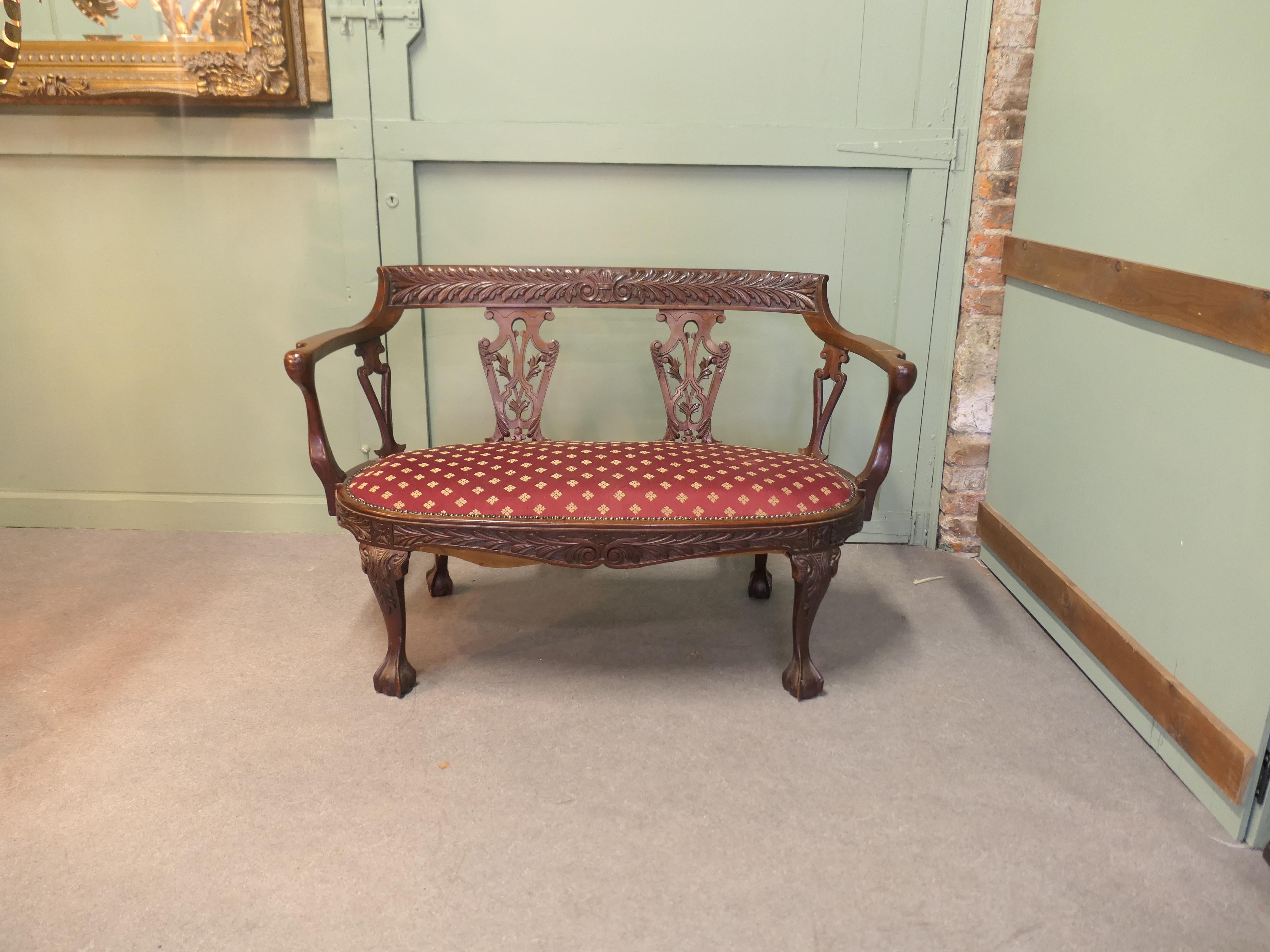 Sillón Chippendale chino tallado

Se trata de una pieza encantadora, el marco tiene una forma curvada con soportes traseros tallados y la barra superior a juego con las gruesas patas cabriolé talladas 
El sofá tiene una tapicería antigua con un